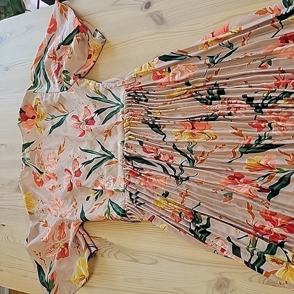 Prettyittlething Floral Dress 2 - Picture 5 of 11